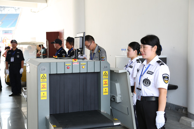 筑牢安全防線，守護(hù)精彩盛宴——華威保安圓滿完成第二屆魚(yú)臺(tái)龍蝦節(jié)開(kāi)幕式演唱會(huì)安檢任務(wù)紀(jì)實(shí)