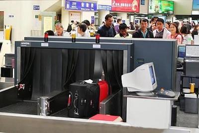 白酒安檢鬧劇 一飲而盡的“豪氣”與規(guī)則意識(shí)的缺失